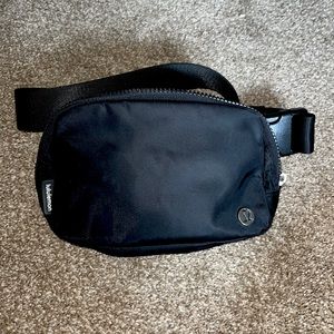 black lululemon belt bag